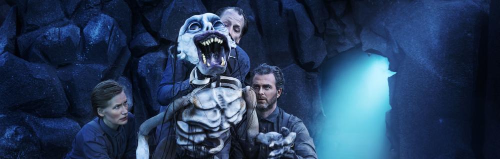 Tre skuespillere fører den store dukke Gollum i forestillingen Hobbitten