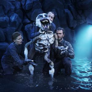 Tre skuespillere fører den store dukke Gollum i forestillingen Hobbitten