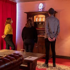 Elever i strategirummet i escape room